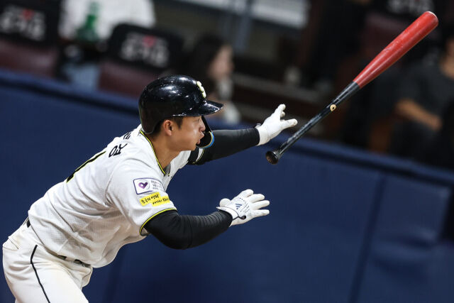 이태경이 9월 28일 서울 고척 스카이돔에서 열린 2026 KBO 퓨처스리그 챔피언 결정전 울산 웨일즈와의 경기에서 타격을 하고 있다./KBO 제공