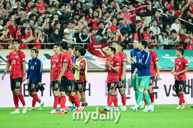 대한민국 축구 국가대표팀이 28일 오후 서울월드컵경기장에서 진행된 '하나은행 초청 친선경기' 우루과이와의 경기에서 1-4로 패배한 뒤 팬들에게 인사를 하고 있다./마이데일리 DB