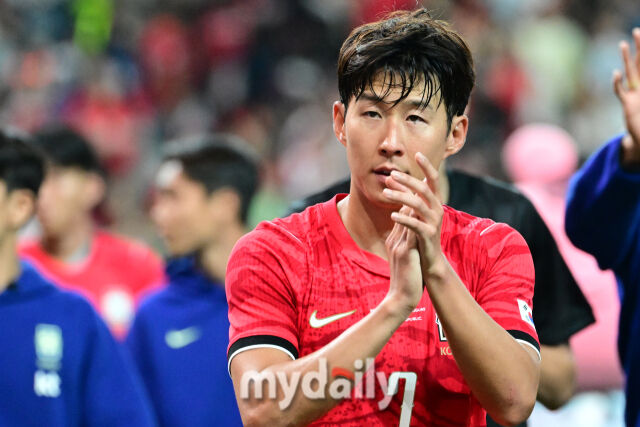 대한민국 축구 국가대표팀 손흥민이 28일 오후 서울월드컵경기장에서 진행된 '하나은행 초청 친선경기' 우루과이와의 경기에서 1-4로 패배한 뒤 팬들에게 인사를 하고 있다./서울월드컵경기장=유진형 기자