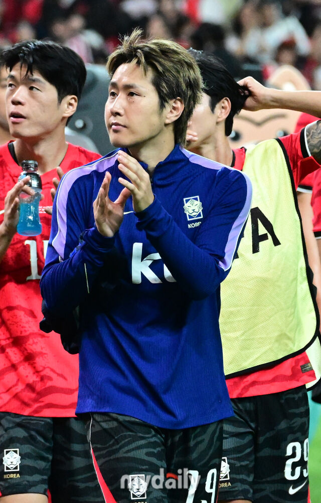 대한민국 축구 국가대표팀 이강인이 28일 오후 서울월드컵경기장에서 진행된 '하나은행 초청 친선경기' 우루과이와의 경기에서 1-4로 패배한 뒤 팬들에게 인사를 하고 있다./서울월드컵경기장=곽경훈 기자