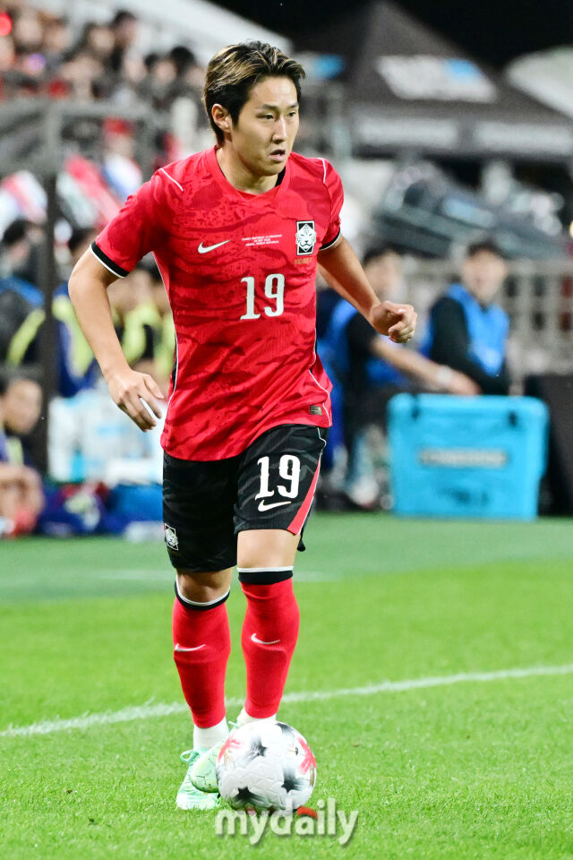 대한민국 축구 국가대표팀 이강인이 28일 오후 8시 서울월드컵경기장에서 진행된 '하나은행 초청 친선경기' 우루과이와의 경기에서 돌파를 하고 있다./서울월드컵경기장=곽경훈 기자