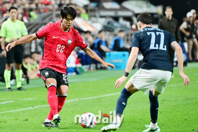 축구대표팀 설영우가 28일 오후 서울월드컵경기장에서 진행된 '하나은행 초청 친선경기' 우루과이와의 경기에서 돌파를 시도하고 있다./서울월드컵경기장=곽경훈 기자