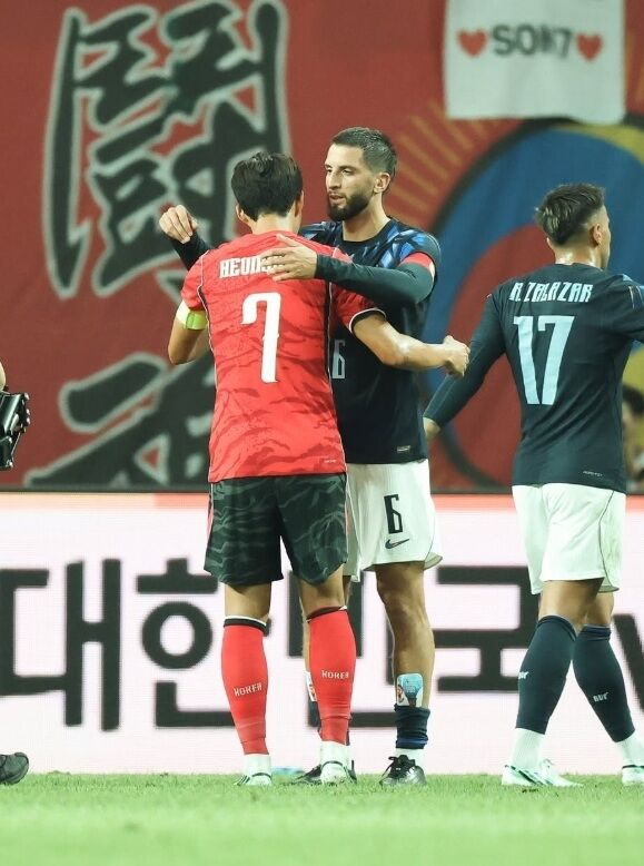 한국과 우루과이의 경기가 끝난 후 손흥민과 벤탄쿠르가 포옹하고 있다./토트넘