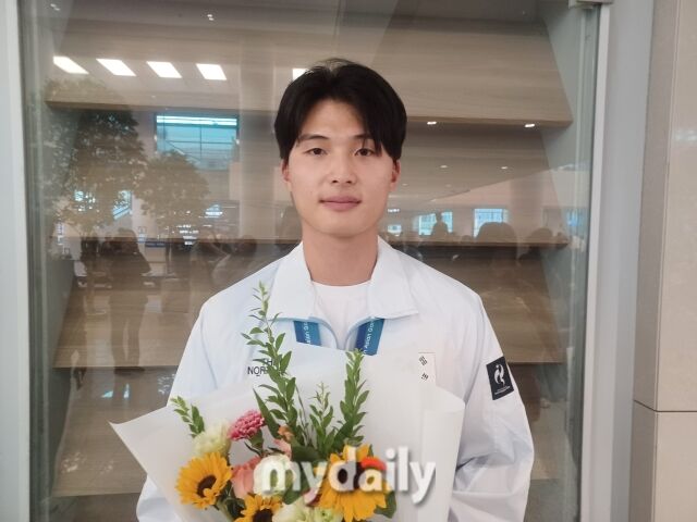 야구대표팀 소속으로 2026 아이치·나고야 아시안게임에서 금메달을 획득하고 28일 인천공항을 통해 귀국한 윤동희(롯데 자이언츠)가 현장 인터뷰를 마친 뒤 포즈를 취하고 있다./류한준 기자