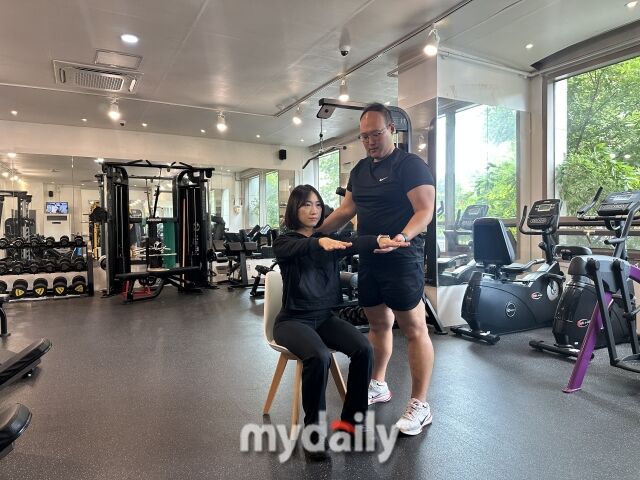 김태오 대표(오른쪽)가 의자에서 앉았다 일어서는 운동을 지도하고 있다. /김태오 대표 제공