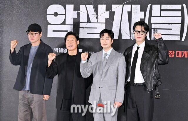 왼쪽부터 허진호 감독, 유해진, 박해일, 이민호가 '암살자(들)' 언론 시사회 및 간담회에서 포즈를 취하고 있다. / 마이데일리