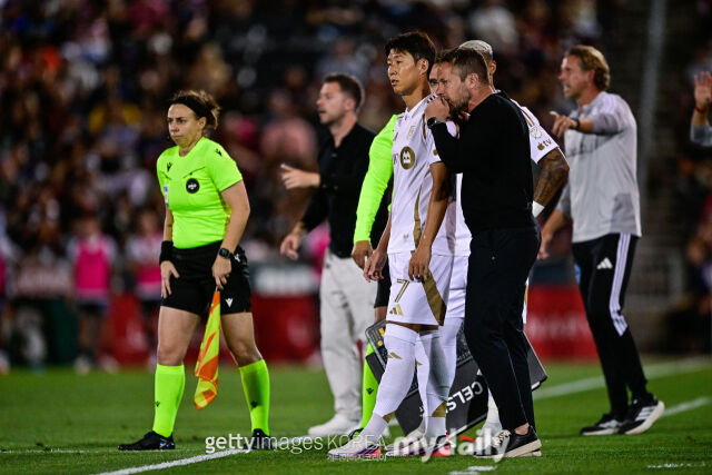 LAFC 도스 산토스 감독이 2026시즌 MLS 콜로라도전에서 손흥민에게 이야기하고 있다./게티이미지코리아