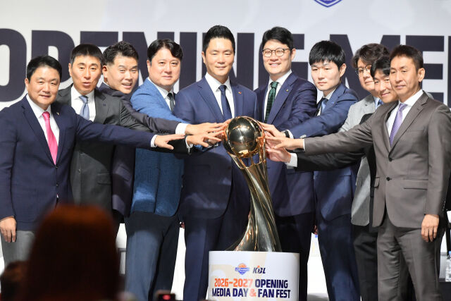 KBL 10개 구단 감독이 29일 서울 한남동의 블루스퀘어 우리WON뱅킹홀에서 2026-2027 KCC 프로농구 개막 미디어데이에서 기념 사진을 촬영하고 있다./KBL 제공