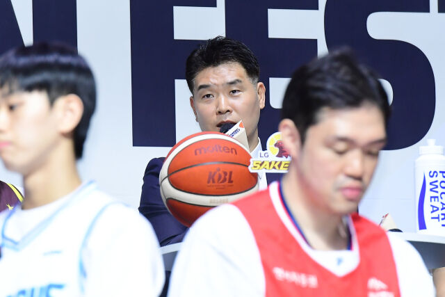 조상현 창원 LG 감독이 29일 서울 한남동의 블루스퀘어 우리WON뱅킹홀에서 2026-2027 KCC 프로농구 개막 미디어데이에서 출사표를 던지고 있다./KBL 제공