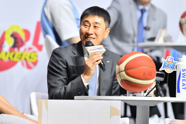 이상민 부산 KCC 감독이 29일 서울 한남동의 블루스퀘어 우리WON뱅킹홀에서 2026-2027 KCC 프로농구 개막 미디어데이에서 출사표를 던지고 있다./KBL 제공