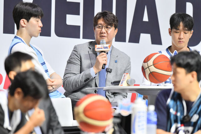 손창환 고양 소노 감독이 29일 서울 한남동의 블루스퀘어 우리WON뱅킹홀에서 2026-2027 KCC 프로농구 개막 미디어데이에서 출사표를 던지고 있다./KBL 제공