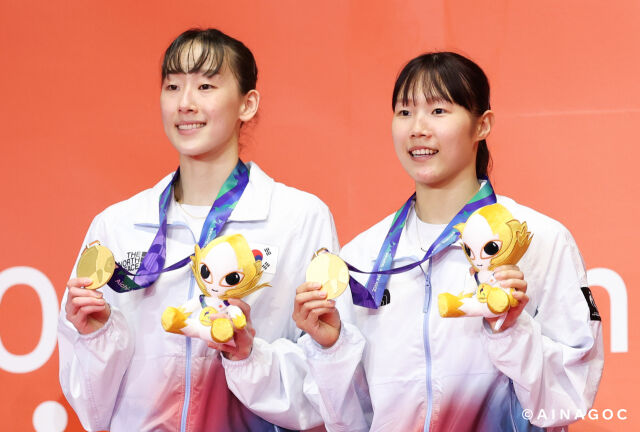 한국 배드민턴 대표팀 이소희와 백하나가 29일 2026 아이치·나고야 아시안게임 배드민턴 여자 복식 시상식에서 금메달을 들고 기념촬영을 하고 있다./2026 아이치·나고야 아시안게임 조직위