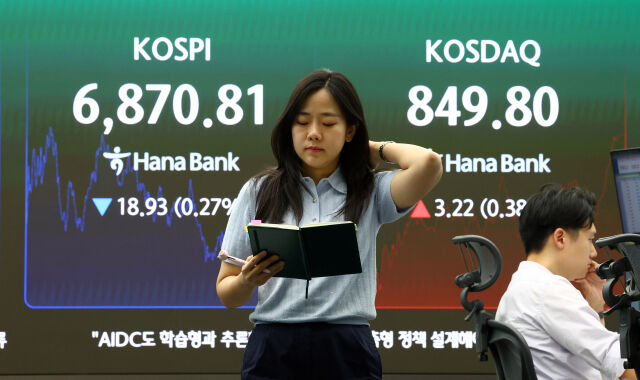 29일 서울 중구 하나은행 본점 딜링룸 전광판에 코스피 등이 표시돼 있다. /뉴시스