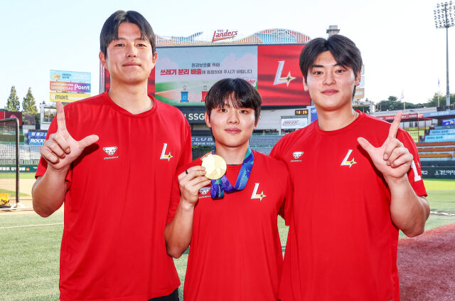 왼쪽부터 조형우, 정준재, 조병현. 2026 아이치·나고야 아시안게임 야구 금메달을 따고 금의환향했다./SSG 랜더스 제공