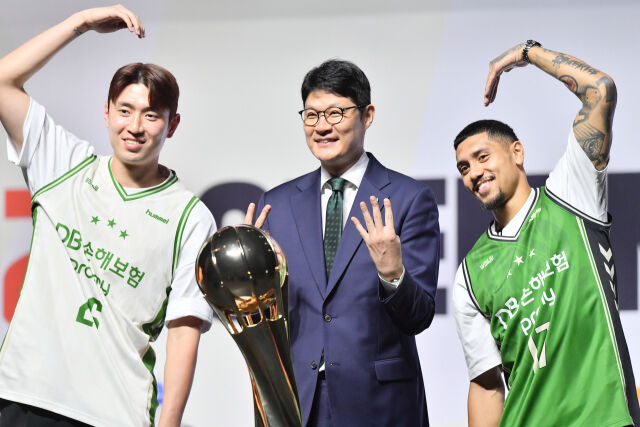 왼쪽부터 강상재, 이규섭 원주 DB 감독, 이선 알바노가 29일 서울 한남동 블루스퀘어 우리WON뱅킹홀에서 열린 2026-2027 KCC 프로농구 개막 미디어데이에서 포즈를 취하고 있다./KBL 제공