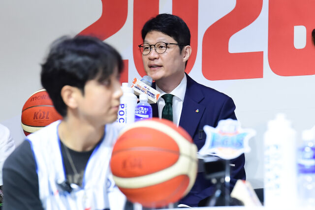 이규섭 원주 DB 감독이 29일 서울 한남동 블루스퀘어 우리WON뱅킹홀에서 열린 2026-2027 KCC 프로농구 개막 미디어데이에서 각오를 밝히고 있다./KBL 제공