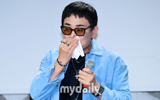 가수 이승철이 29일 서울 한남동 현대카드 언더스테이지에서 진행된 40주년 기념 앨범 '우리만의 이야기' 음감회에 참석했다./ 한혁승기자(<a href="/hanfoto@mydaily.co.kr">/hanfoto@mydaily.co.kr</a> )