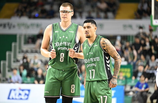 원주 DB 헨리 엘런슨(왼쪽)과 이선 알바노가 대화를 나누고 있다./KBL 제공