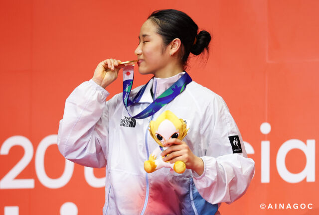 안세영이 2026 아이치-나고야 아시안게임 배드민턴 여자 단식 금메달을 딴 뒤 포즈를 취하고 있다./2026 아이치-나고야 아시안게임 조직위 제공