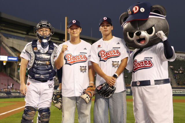두산 베어스 주장 양의지가 29일 잠실구장을 찾은 2027 KBO 신인드래프 1, 2라운드 지명자인 설재민, 김지우, 구단 마스코트 철웅이(이상 왼쪽부터)와 함께 기념촬영하고 있다./두산 베어스 제공