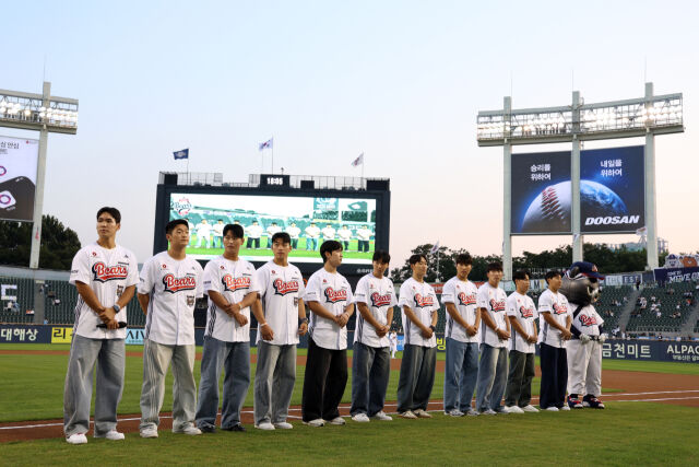 2027 KBO 신인 드래프트에서 1~11라운드를 통해 두산 베어스에 지명된 새내기 선수들이 29일 잠실구장에서 열린 NC 다이노스와 홈 경기에 현장을 찾아 팬들에게 인사하고 있다./두산 베어스 제공