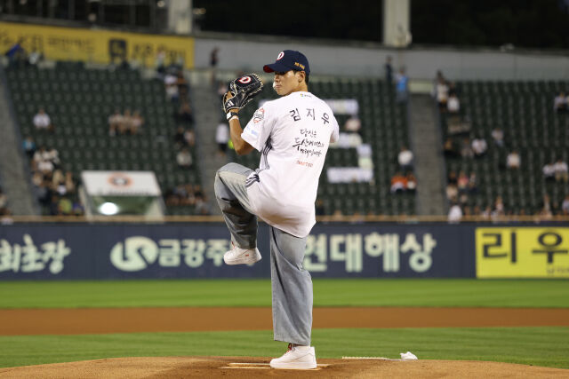 지난 21일 열린 2027 KBO 신인 드래프트에서 전체 2순위로 두산이 지명한 김지우가 29일 잠실구장에서 열린 NC 다이노스와 홈 경기 시구자로 나서 공을 던지고 있다. 시포는 2라운드 지명자인 설재민이 맡았다./두산 베어스 제공