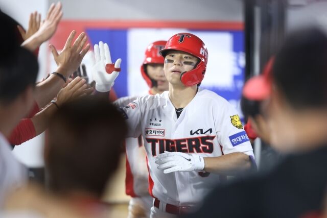 KIA 타이거즈 김도영이 29일 광주 KIA챔피언스필드에서 열린 KT 위즈와의 홈 경기서 홈런을 치고 하이파이브를 하고 있다./KIA 타이거즈 제공