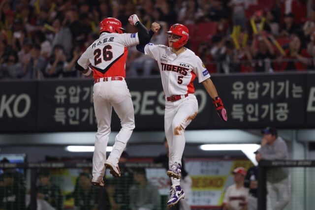 김도영과 헤럴드 카스트로가 29일 광주 KIA챔피언스필드에서 열린 KT 위즈와의 홈 경기서 점프 하이파이브를 하고 있다./KIA 타이거즈 제공