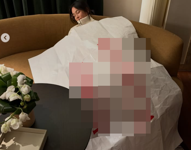 송혜교는 이날 소파에서 잠시 잠을 청하는 모습을 앵글에 담았다. 명품 브랜드 로고가 새겨진 포장지로 보이는 것을 덮은 송혜교의 모습이 낯설다./송혜교 소셜미디어