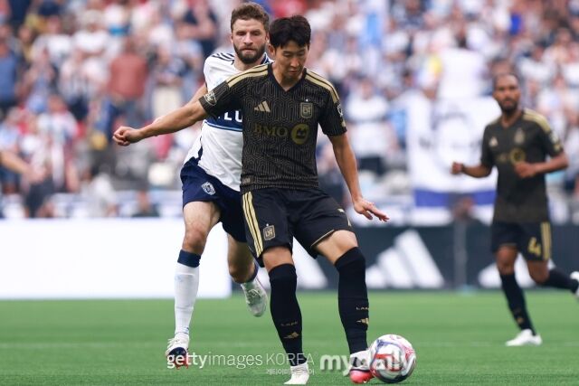 토마스 뮐러(왼쪽)가 2026년 8월 BC 플레이스에서 열린 LA FC와의 2026시즌 미국 메이저리그사커(MLS) 경기에서 손흥민과 경합하고 있다./게티이미지코리아