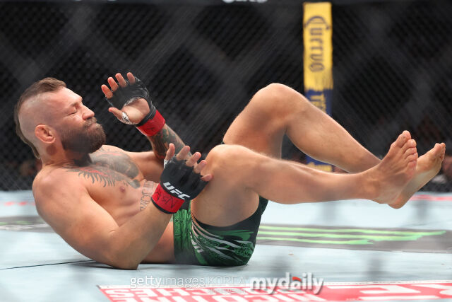 맥그리거가 지난 7월 UFC 329에서 할로웨와 싸우다가 부상해 쓰러져 있다. /게티이미지코리아