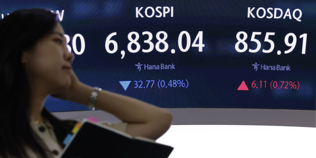 30일 서울 중구 하나은행 딜링룸 전광판에 주요 지수가 표시 되고 있다. /뉴시스