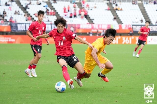 배준호(왼쪽)가 30일 일본 오사카의 나가이 스타디움에서 열린 2026 아이치·나고야 아시안게임 4강 중국과의 맞대결에서 몸싸움을 하고 있다./대한축구협회 제공