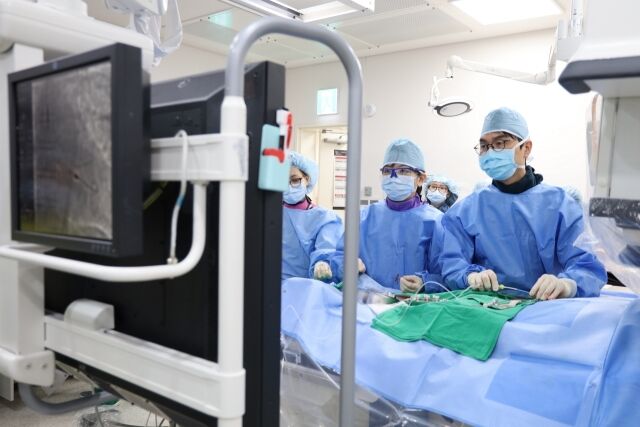 이대서울병원 순환기내과 신상훈·전보경 교수 시술팀이 급성심근경색·심인성 쇼크가 동반된 고위험 환자에게 임펠라를 활용한 응급 시술을 시행하고 있다. /이대서울병원
