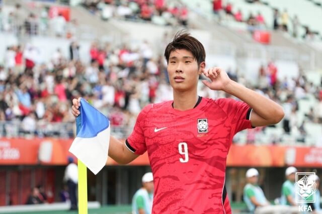 이영준이 30일 일본 오사카의 나가이 스타디움에서 열린 2026 아이치·나고야 아시안게임 남자 축구 4강 중국과의 맞대결에서 득점한 뒤 세리머니하고 있다./대한축구협회 제공