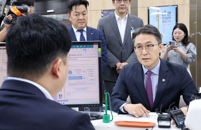 권대영 금융위원회 부위원장이 30일 오전 서울 종로구 정부서울청사 NH농협은행에서 2차 국민참여성장펀드 가입을 하고 있다. /뉴시스