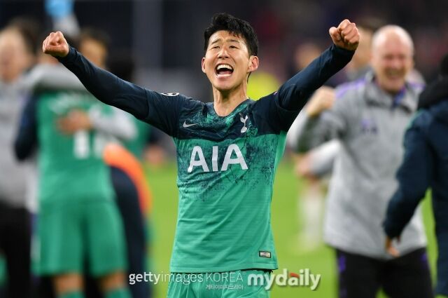 손흥민이 2018-19시즌 유럽축구연맹(UEFA) 챔피언스리그(UCL) 4강 2차전에서 승리한 뒤 포효하고 있다./게티이미지코리아