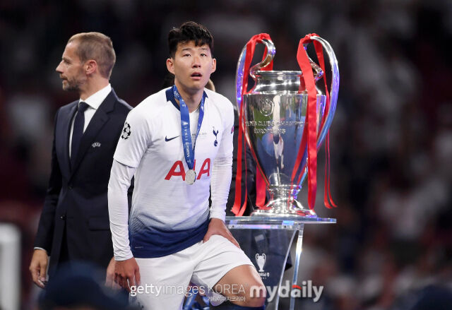 손흥민이 2018-19시즌 유럽축구연맹(UEFA) 챔피언스리그(UCL) 결승전에서 패배한 뒤 은메달을 받고 있다./게티이미지코리아