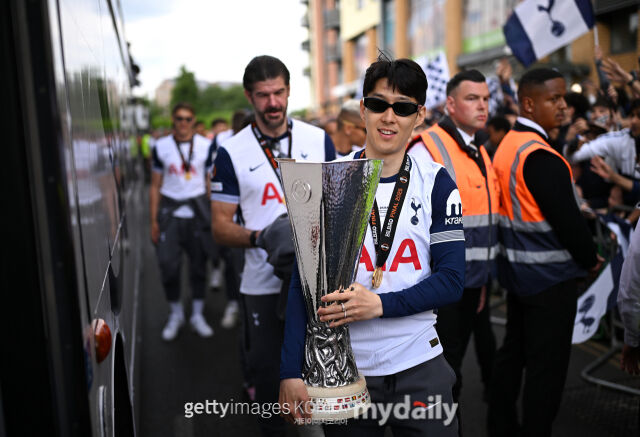 손흥민이 2024-25시즌 유럽축구연맹(UEFA) 유로파리그(UEL) 우승을 차지한 뒤 트로피를 들고 퍼레이드에 참석하고 있다./게티이미지코리아