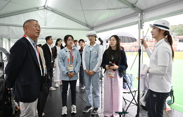 정의선 현대자동차그룹 회장 겸 대한양궁협회 회장이 지난 29일 일본 2026 아이치·나고야 아시안게임 현장에서 양궁 대표 선수 등과 대화를 나누고 있다. (왼쪽부터) 정 회장, 이윤지·오예진 선수, 장혜진 해설위원, 강채영 선수. /대한양궁협회