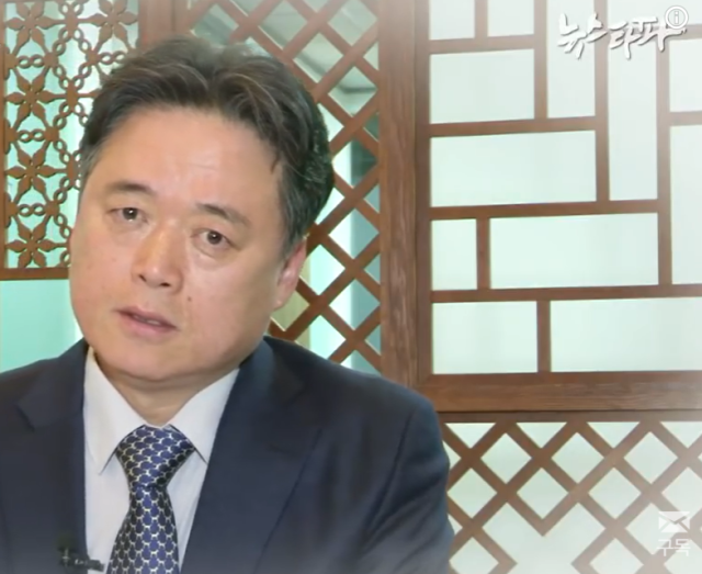 뉴스타파 최승호 PD는 30일 자신의 페이스북 계정에 장문의 글을 올려 “육영수 여사가 저격당한 비극적 사건의 기획자가 박정희 대통령 혹은 그의 수하였던 중앙정보부라고 상상하는 것은 우리 사회의 좌·우 간 균열을 한층 더 심화시키는 사건이라고 생각한다”며 “박정희 정권이 영부인을 죽인 범인이라는 의심을 하는 건 인간에 대한 예의가 아니”라고 지적했다./유튜브 '뉴스타파'