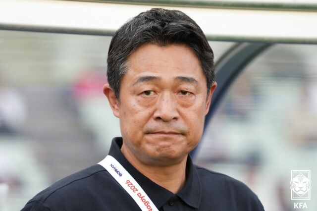 이민성 한국 남자 축구 아시안게임 대표팀 감독이 2026년 9월 30일 일본 오사카의 나가이 스타디움에서 열린 2026 아이치·나고야 아시안게임 남자 축구 4강 중국과의 맞대결에서 그라운드를 보고 있다./대한축구협회 제공