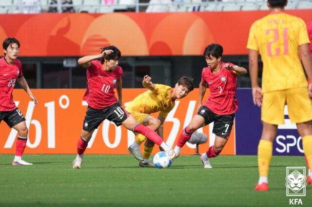 엄지성(오른쪽)이 2026년 9월 30일 일본 오사카의 나가이 스타디움에서 열린 2026 아이치·나고야 아시안게임 남자 축구 4강 중국과의 맞대결에서 볼 경합을 하고 있다./대한축구협회 제공