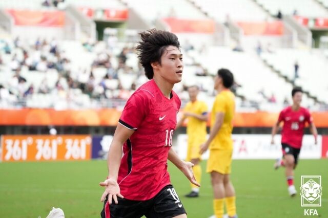 배준호가 2026년 9월 30일 일본 오사카의 나가이 스타디움에서 열린 2026 아이치·나고야 아시안게임 남자 축구 준결승 중국과의 맞대결에서 득점한 뒤 세리머니하고 있다./대한축구협회 제공