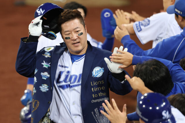 최형우가 9월 30일 대구 삼성 라이온즈파크에서 열린 한화 이글스전 팀 통산 5600번째 홈런을 치고 세리머니를 하고 있다./삼성 라이온즈 제공