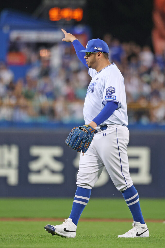 아리엘 후라도가 9월 30일 대구 삼성 라이온즈파크에서 열린 한화 이글스전 세리머니를 하고 있다./삼성 라이온즈 제공