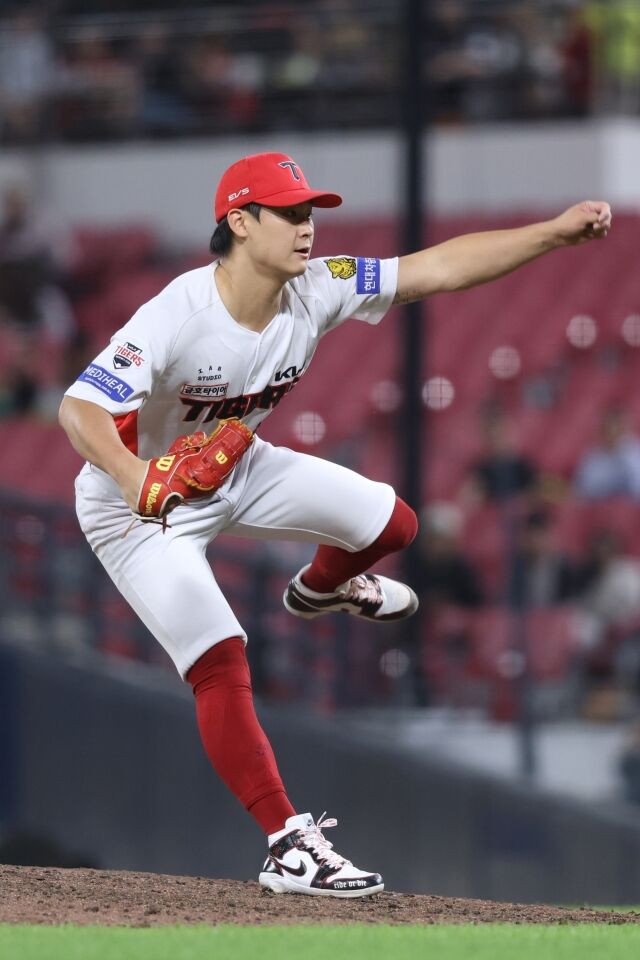 KIA 타이거즈 곽도규가 30일 광주 KIA챔피언스필드에서 열린 KT 위즈와의 홈 경기서 투구하고 있다./KIA 타이거즈 제공