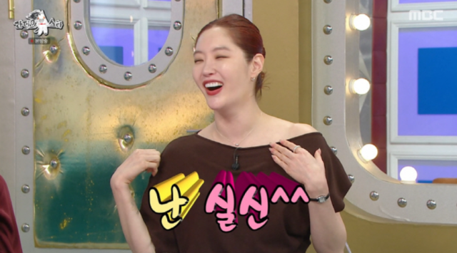 방송인 김새롬은 2006년 추석 특집 MBC ‘내 주먹이 운다’에서 조혜련과 권투 시합을 벌이던 중 강력한 펀치를 맞고 실신해 큰 화제를 모은 바 있다. /MBC 예능프로그램 ‘라디오스타’