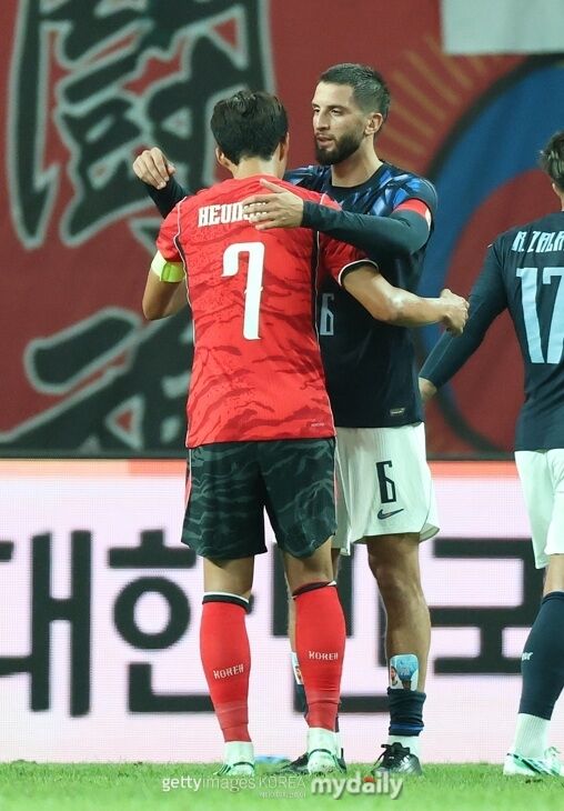 손흥민과 벤탄쿠르가 2026년 9월 서울월드컵경기장에서 열린 평가전을 마친 후 포옹하고 있다./게티이미지코리아