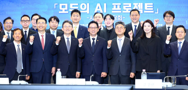 배경훈 부총리 겸 과학기술정보통신부 장관이 지난달 4일 서울 중구 한국프레스센터에서 열린 '모두의 AI 프로젝트 착수 간담회'에서 정재헌 SKT 대표이사, 박윤영 KT 대표, 정신아 카카오 대표 등 참석자들과 기념촬영하고 있는 모습. /뉴시스
